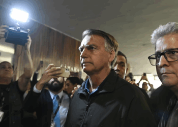 Moraes dá 24h para defesa de Bolsonaro explicar descumprimento de cautelar, sob pena de prisão imediata