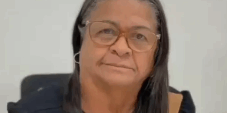 Prefeita Tia Júlia assina decreto que suspende serviços da Conasa Águas do Sertão em Palmeira dos Índios