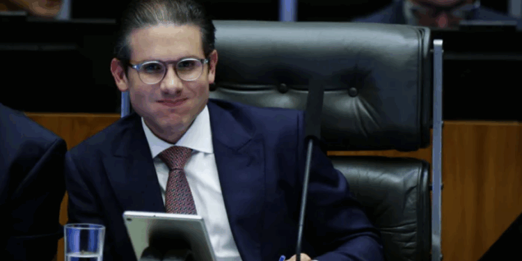 No dia em que IOF vai ao STF, Hugo Motta amplia pressão sobre o governo