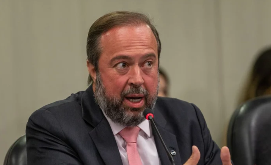 Ministro anuncia ação para conter aumento de encargos na conta de energia