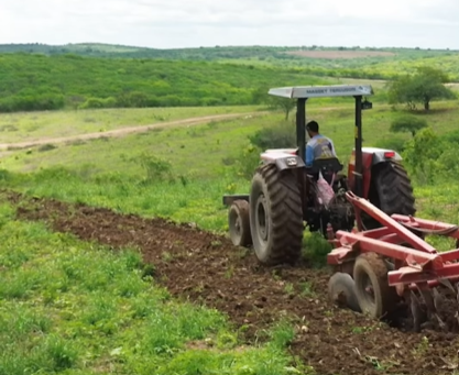 Prefeito Dalminho comemora resultados do Programa Terra Arada em Belo Monte