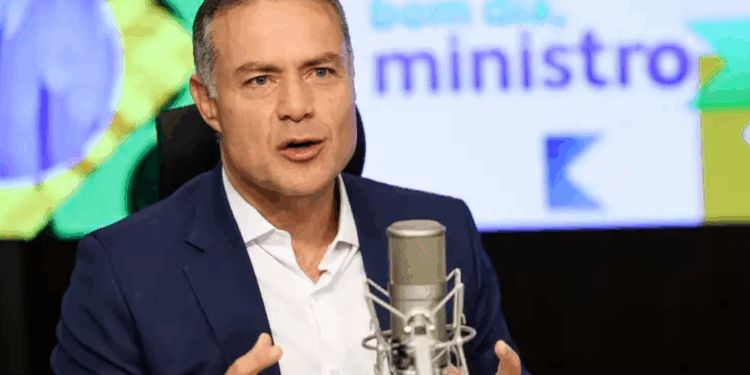 Renan Filho avisa Lula que vai deixar Ministério para disputar governo