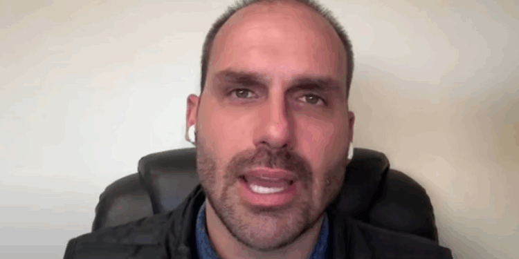 Eduardo ataca PGR por parecer contra Bolsonaro: “A quem interessa?”