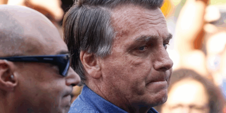 Para 62%, Bolsonaro deve abrir mão de candidatura e apoiar outro nome, diz Quaest