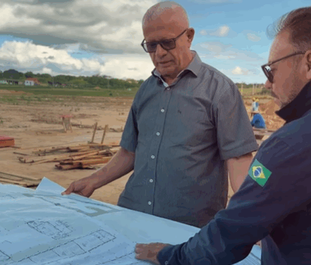 Prefeito de Estrela de Alagoas acompanha início das obras de nova escola no município