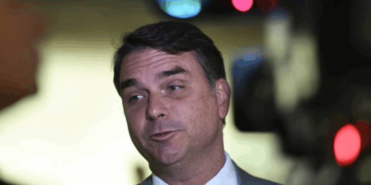 Após operação contra o pai, Flávio pede que Trump suspenda tarifaço
