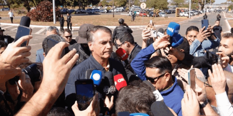 Bolsonaro nega intenção de deixar o Brasil: “Suprema humilhação”