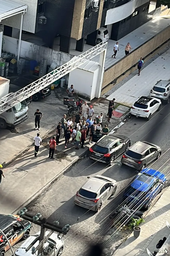 Atentado na orla: homem é baleado dentro de carro de luxo na Ponta Verde