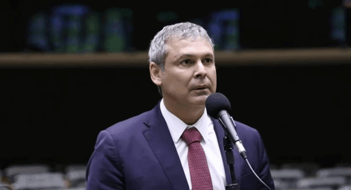 Líder do PT critica decisão de Moraes sobre IOF: “Recairá sobre os mais pobres”