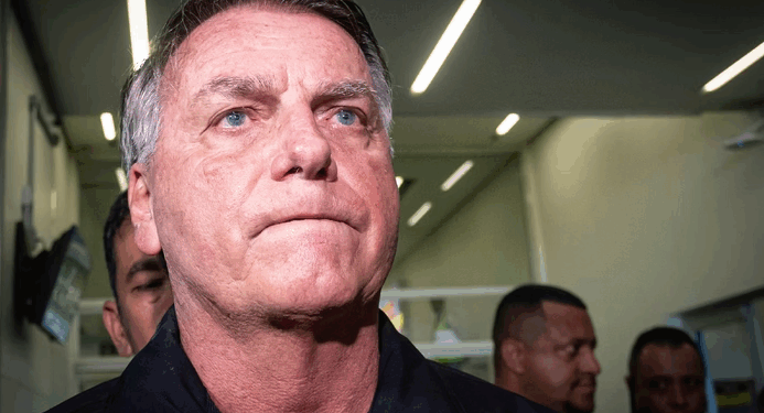 Bolsonaro afirma ser alvo de perseguição: “Querem me destruir por completo”