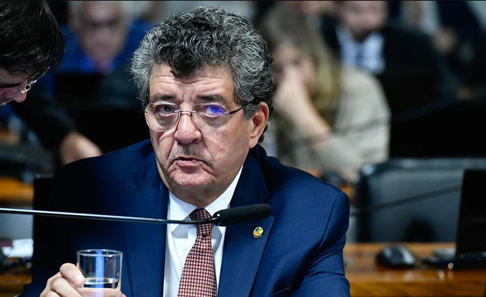 Senador alagoano integra comissão que vai aos EUA negociar taxação de Trump