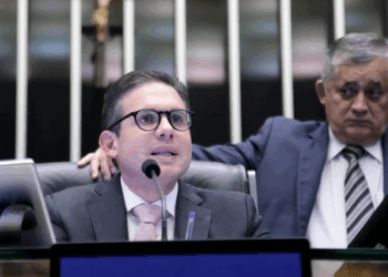 Hugo Motta proíbe sessão em comissões que homenageariam Bolsonaro