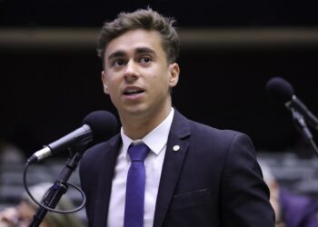 Nikolas Ferreira critica decisão do STF e compara Bolsonaro a presos que concederam entrevistas