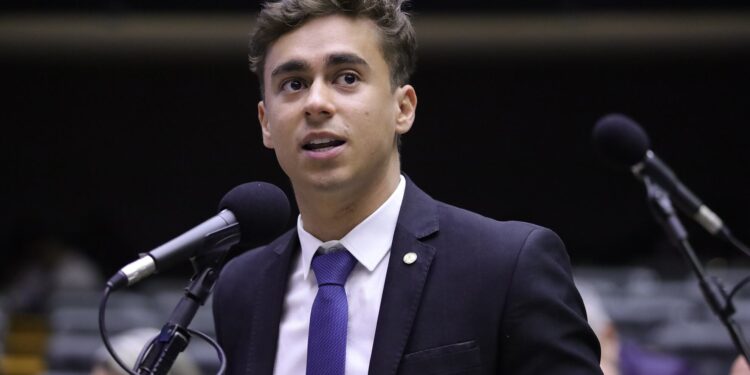 Nikolas Ferreira critica decisão do STF e compara Bolsonaro a presos que concederam entrevistas