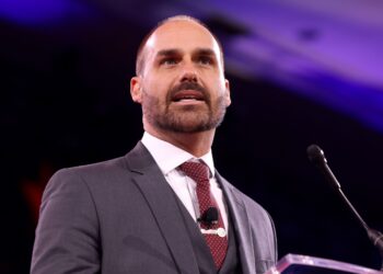 Eduardo Bolsonaro rebate com críticas declaração de Tarcísio sobre tarifas