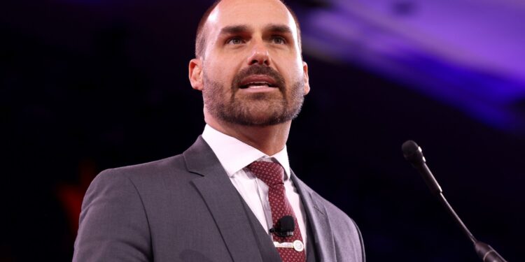 Eduardo Bolsonaro rebate com críticas declaração de Tarcísio sobre tarifas