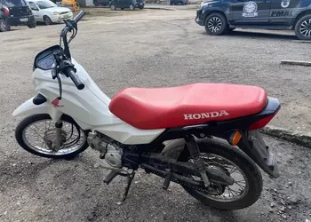 Em Arapiraca, adolescente é detido com motocicleta roubada, arma e rádios de comunicação