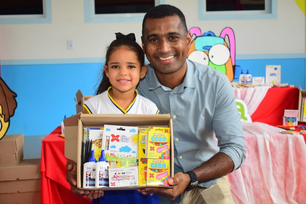 Prefeito de Igreja Nova entrega kits escolares e reforça compromisso com a educação