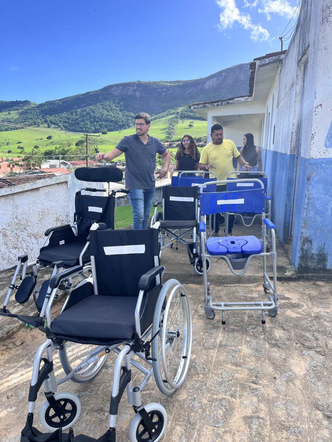 Prefeitura de Tanque d’Arca realiza entrega de cadeiras de rodas e de banho a moradores assistidos
