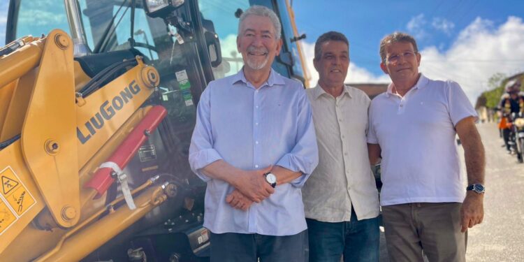 Prefeito de Branquinha reforça frota de veículos e assina OS para pavimentação de ruas