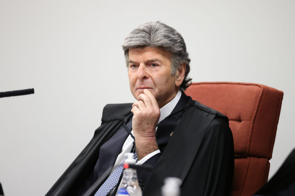 Decisão de Fux que contraria Moraes é exaltada por aliado de Bolsonaro