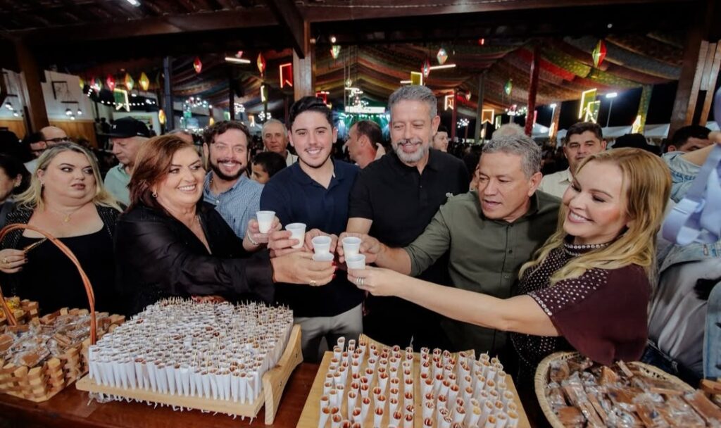 Prefeita de Jacaré dos Homens celebra segunda noite de São Pedro ao lado de Arthur Lira
