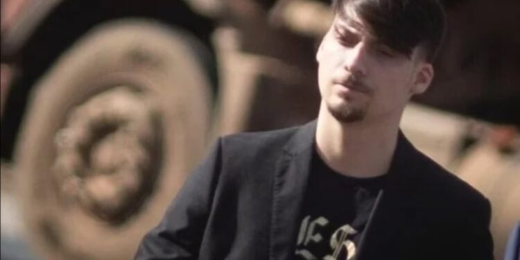 Carro de Jair Renan Bolsonaro é rebocado após ser estacionado em local proibido em São José (SC)