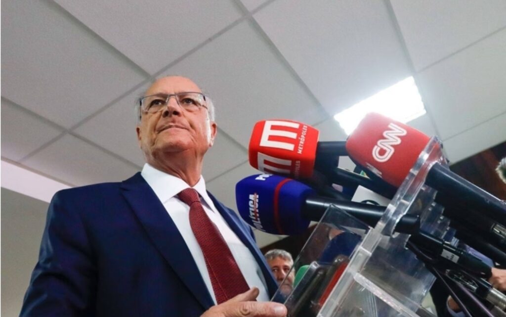 Alckmin avalia pedir mais prazo a Trump para negociar tarifas e reforça apoio do setor industrial