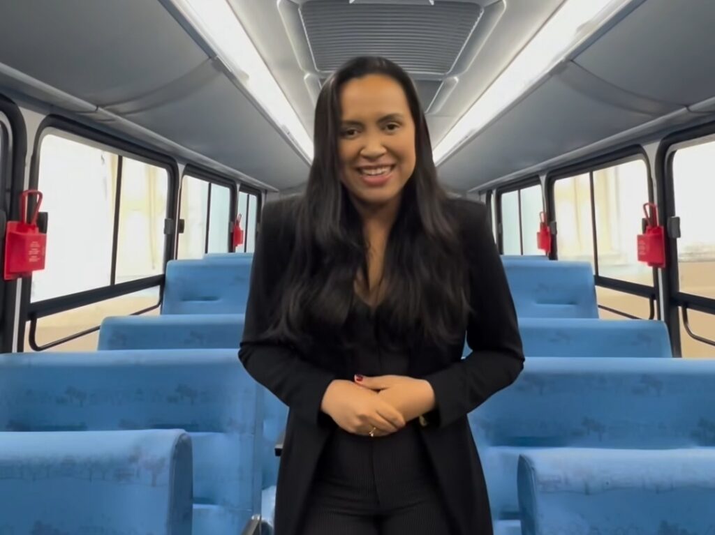 Água Branca recebe dois ônibus escolares novos para reforçar frota municipal