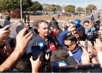 Bolsonaro insinua que agentes da Polícia Federal plantaram o pen drive apreendido em seu banheiro
