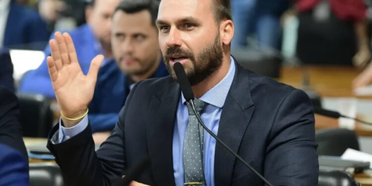 Casa Branca dará visto permanente para Eduardo Bolsonaro e familiares