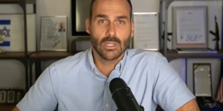 Com a filha, Eduardo diz que “prefere morrer no exílio” a ser preso