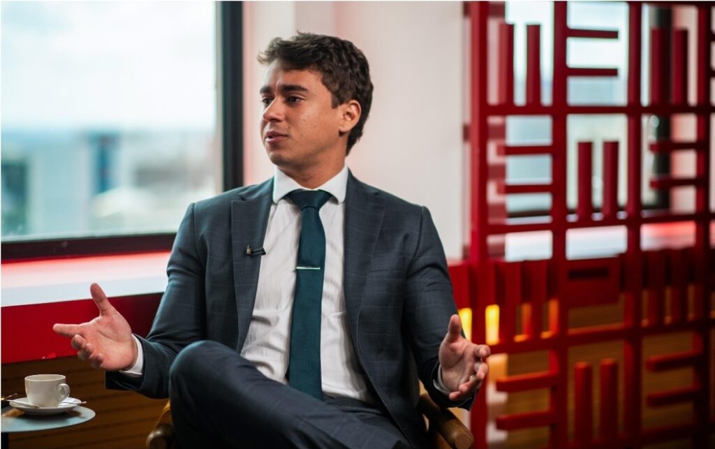 Nikolas ironiza “provas” em pen drive apreendido: “Músicas e vídeos”