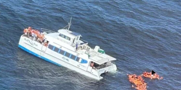 Catamarã com 100 pessoas fica à deriva após colisão com barco