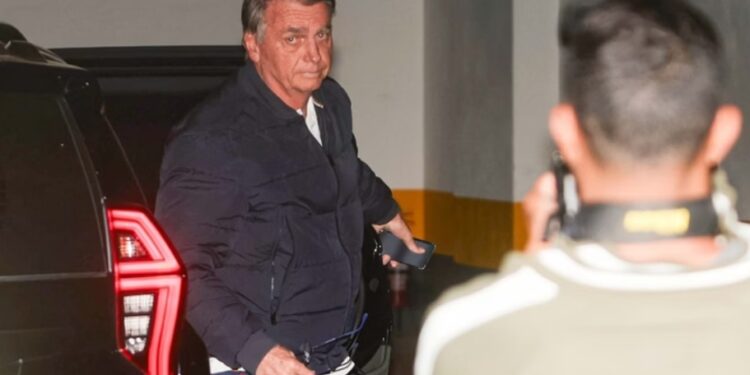 Bolsonaro vai ao PL enquanto aguarda Moraes decidir: “Não posso falar”