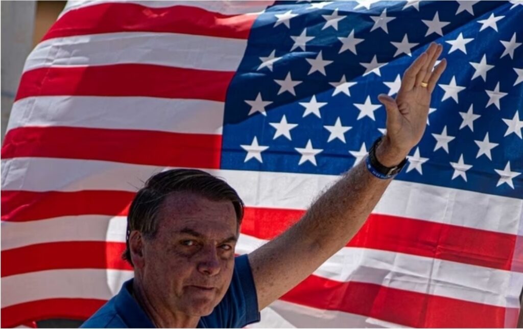 “Bolsonaro tem que ir para a embaixada dos EUA”, diz Allan dos Santos