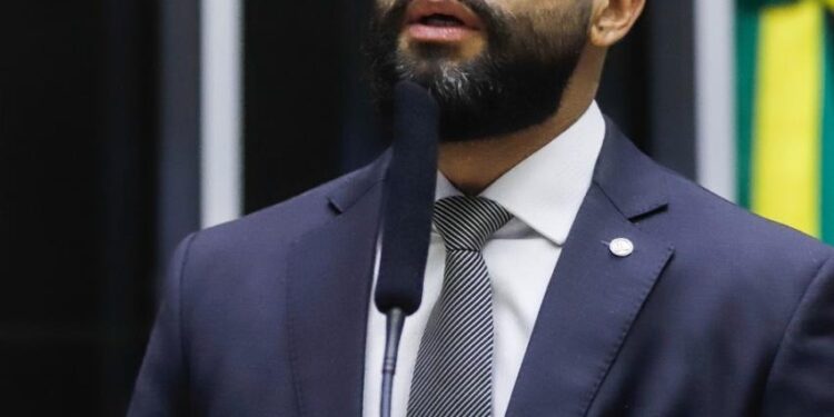 Câmara aprova projeto defendido por Deputado Fabio Costa que criminaliza preso com celular e violação de tornozeleira