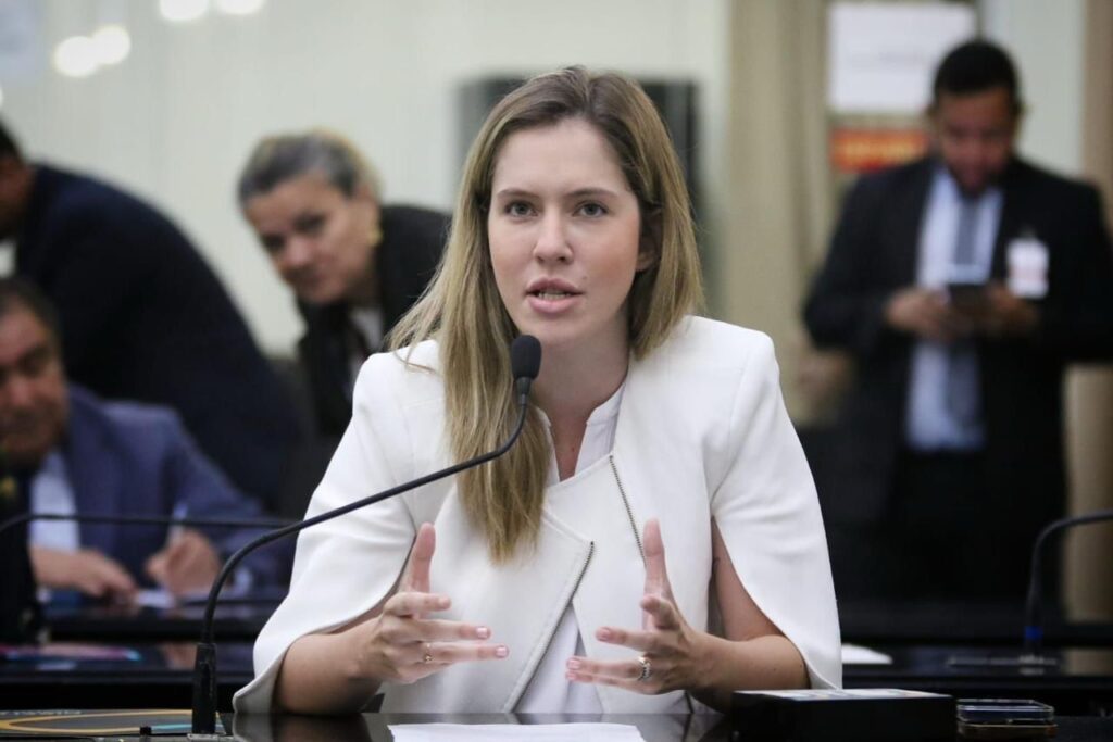 Cibele Moura defende projeto, de sua autoria, que combate erotização infantil com dinheiro público: “Chega de normalizar o inaceitável”