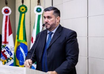 Após ser acionado por pais de alunos, Leonardo Dias critica proposta de Progressão Pedagógica no Colégio Tiradentes