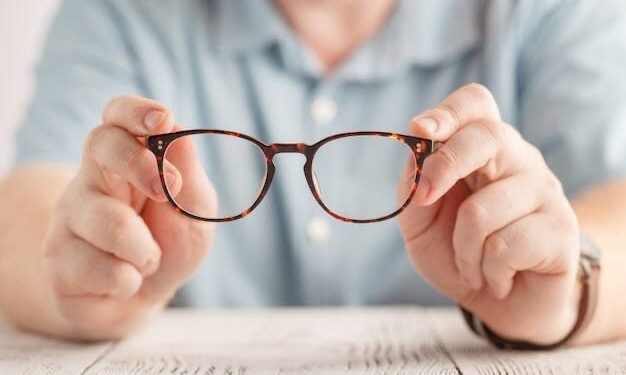 Ufal vai pagar auxílio para estudantes que precisam comprar óculos