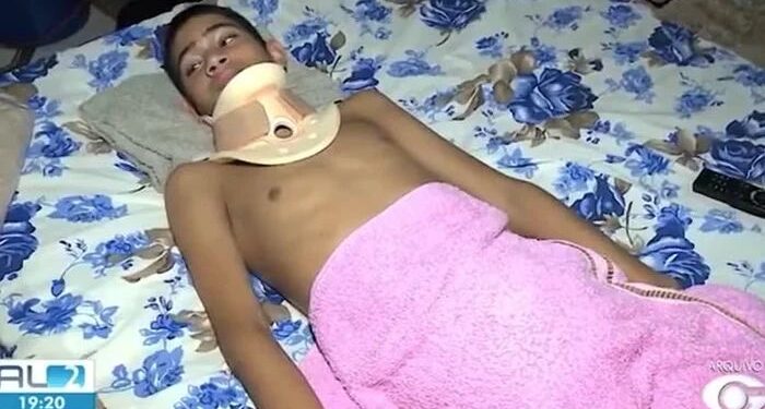 Aluno ferido por janela que caiu em escola volta a andar após oito meses