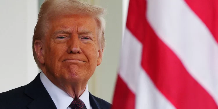 Aos seis meses do segundo mandato, Trump enfrenta queda no apoio à ofensiva contra imigrantes