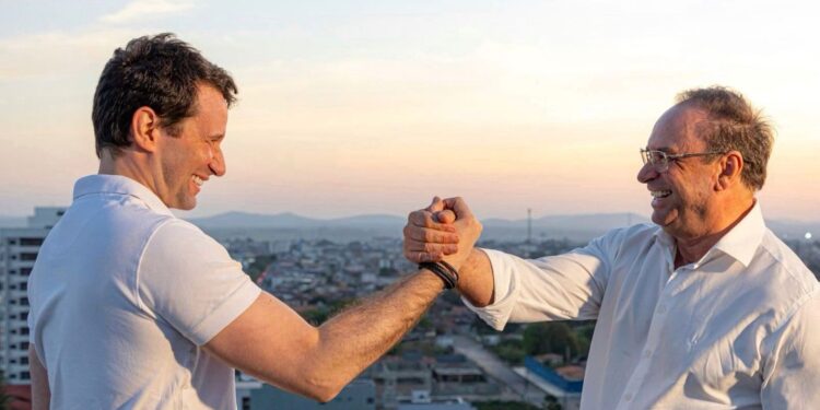 Deputado Daniel Barbosa viabiliza entrega de vans e ambulâncias para Arapiraca