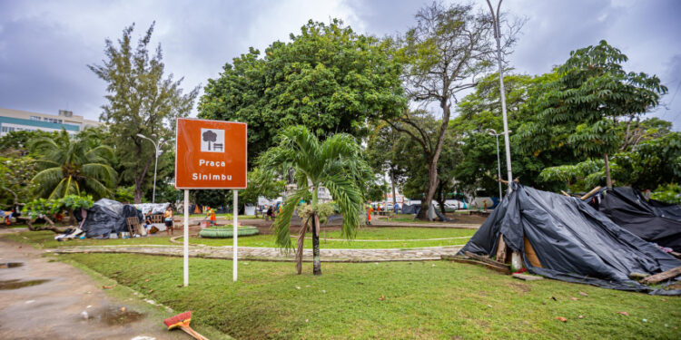 Prefeitura de Maceió retira famílias em situação de rua da Praça Sinimbu