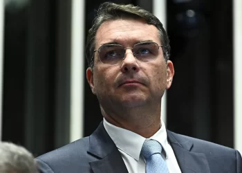 Flávio Bolsonaro afirma que Alcolumbre tem dever de pautar impeachment de Moraes