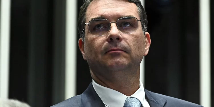 Flávio Bolsonaro afirma que Alcolumbre tem dever de pautar impeachment de Moraes