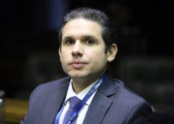 Presidente da Câmara dos Deputados teria empregado parentes de funcionária fantasma em seu gabinete