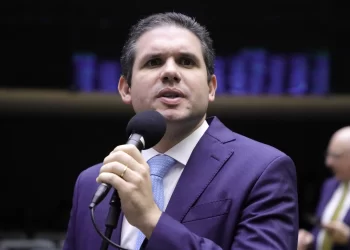 Hugo Motta afirma que decisão sobre prisão de Zambelli não é de competência da Câmara dos Deputados