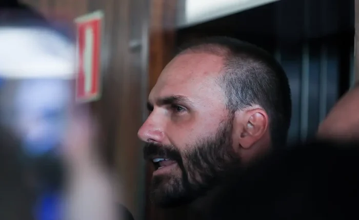 Câmara: PT pede suspensão do mandato e bloqueio de salário de Eduardo Bolsonaro