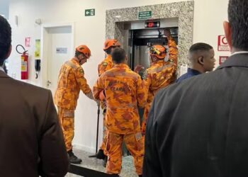 Presidente do STF fica preso em elevador durante participação em evento